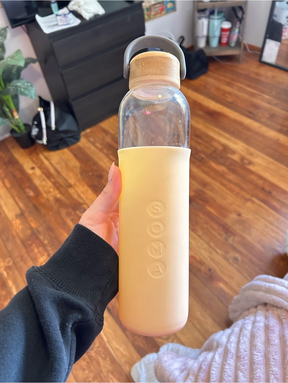 Soma Glass Bottle with Pale Yellow Silicone Sleeve and Wood-Look Cap